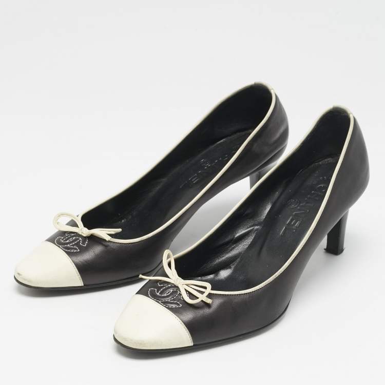Pre Owned Chanel Black/White Leather Bow CC Cap Toe Pumps Size 37.5