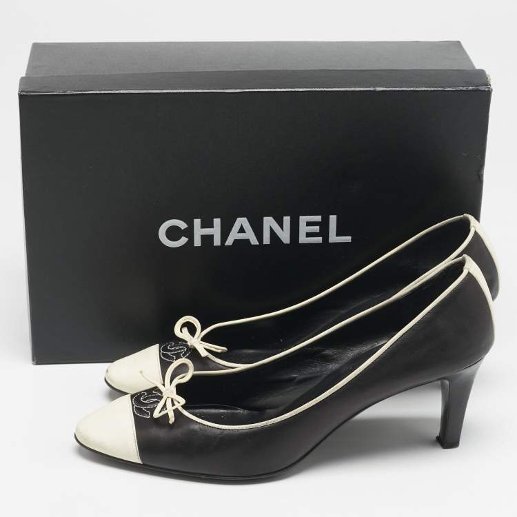 Pre Owned Chanel Black/White Leather Bow CC Cap Toe Pumps Size 37.5