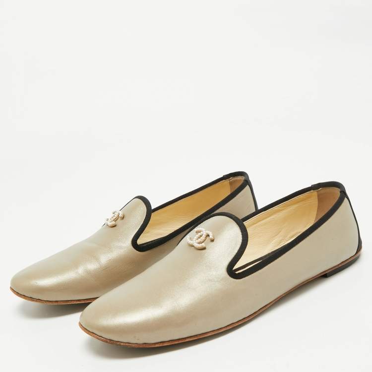 Pre Owned Chanel Light Gold/Black Leather and Fabric CC Pearl Smoking Slippers Size 40
