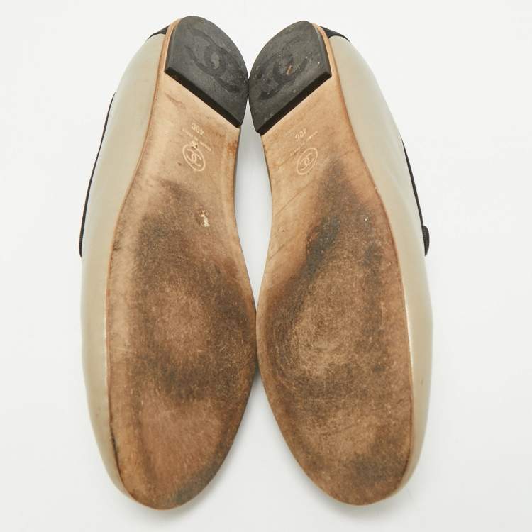 Pre Owned Chanel Light Gold/Black Leather and Fabric CC Pearl Smoking Slippers Size 40