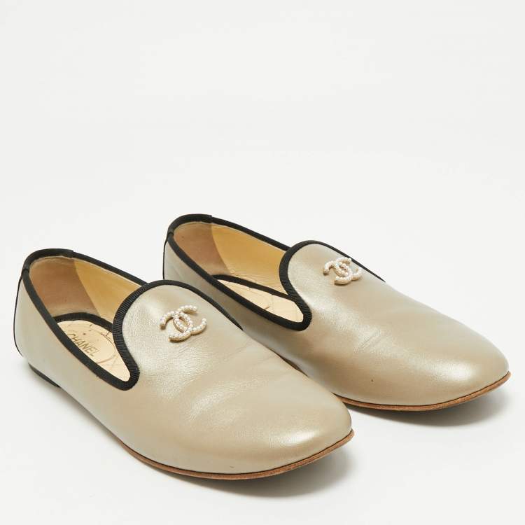 Pre Owned Chanel Light Gold/Black Leather and Fabric CC Pearl Smoking Slippers Size 40