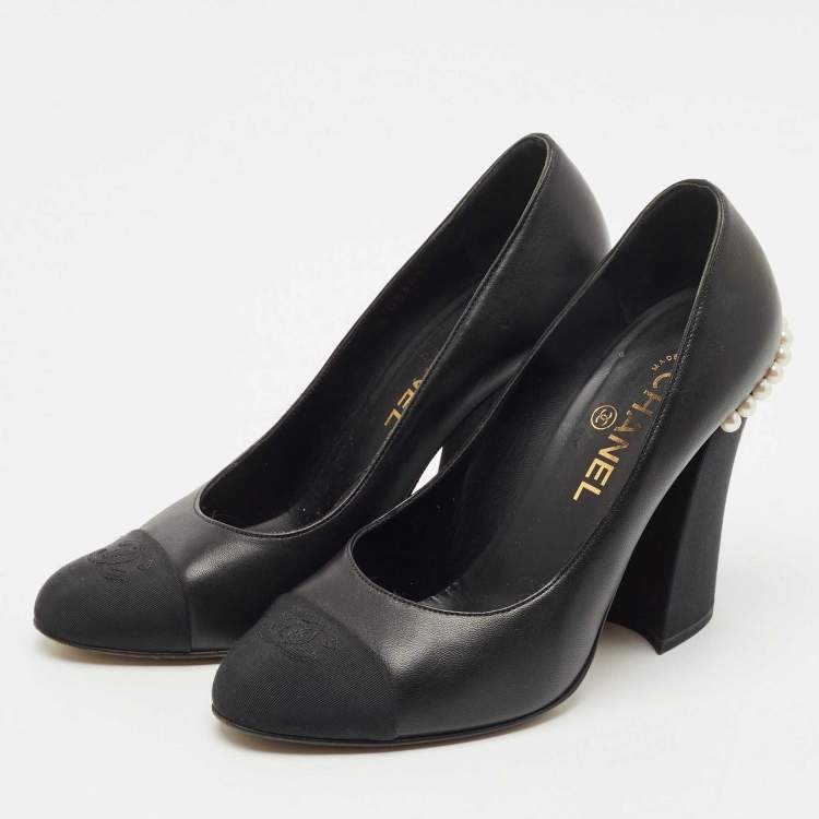 Pre Owned Chanel Black Leather and Fabric CC Cap Toe Pearl Block Heel Pumps Size 39