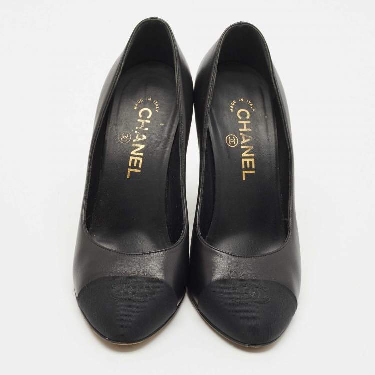 Pre Owned Chanel Black Leather and Fabric CC Cap Toe Pearl Block Heel Pumps Size 39