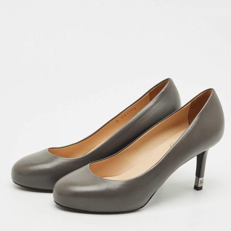 Pre Owned Chanel Grey Leather CC Round Toe Pumps Size 37.5