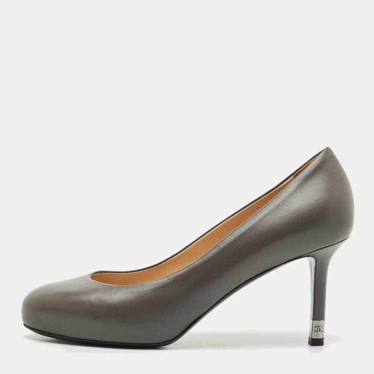 Pre Owned Chanel Grey Leather CC Round Toe Pumps Size 37.5