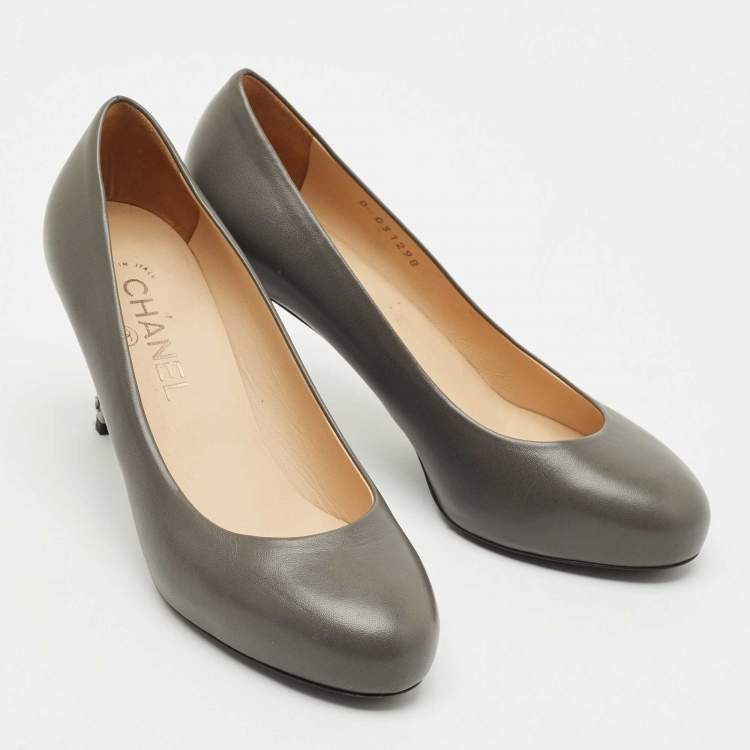 Pre Owned Chanel Grey Leather CC Round Toe Pumps Size 37.5