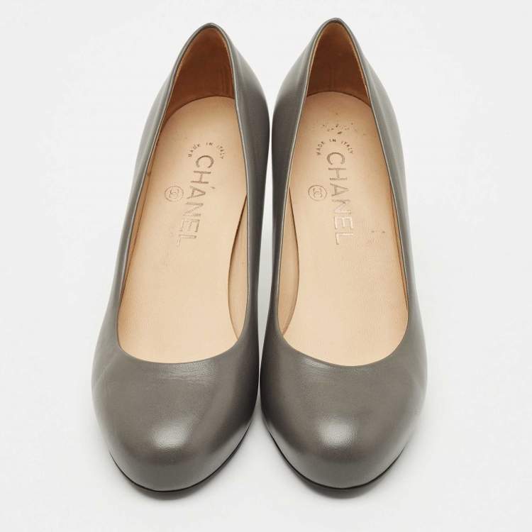 Pre Owned Chanel Grey Leather CC Round Toe Pumps Size 37.5