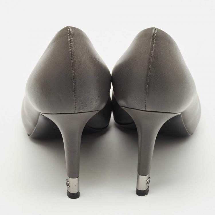 Pre Owned Chanel Grey Leather CC Round Toe Pumps Size 37.5