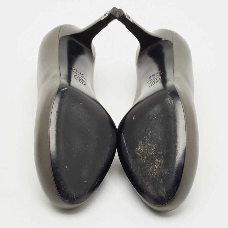 Pre Owned Chanel Grey Leather CC Round Toe Pumps Size 37.5