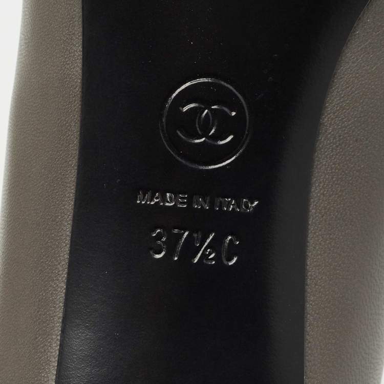Pre Owned Chanel Grey Leather CC Round Toe Pumps Size 37.5