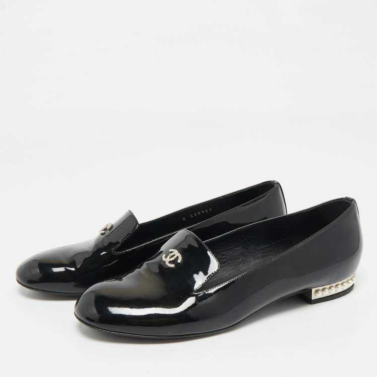 Pre Owned Chanel Black Patent Leather CC Faux Pearl Loafers Size 38.5