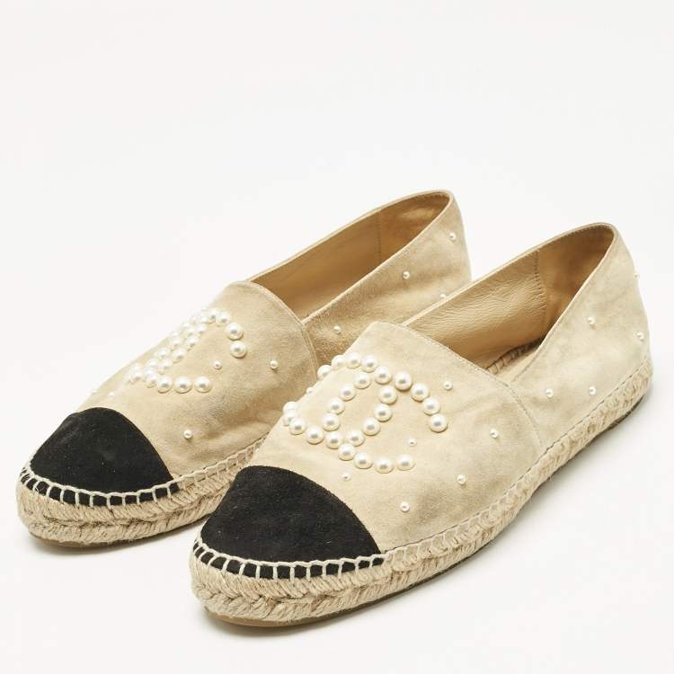 Pre Owned Chanel Beige/Black Suede CC Cap Toe Faux Pearl Embellished Espadrilles Flats Size 41