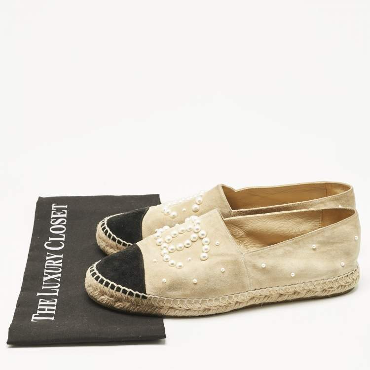 Pre Owned Chanel Beige/Black Suede CC Cap Toe Faux Pearl Embellished Espadrilles Flats Size 41
