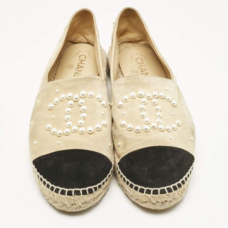 Pre Owned Chanel Beige/Black Suede CC Cap Toe Faux Pearl Embellished Espadrilles Flats Size 41