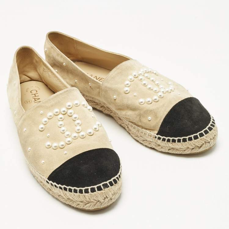 Pre Owned Chanel Beige/Black Suede CC Cap Toe Faux Pearl Embellished Espadrilles Flats Size 41