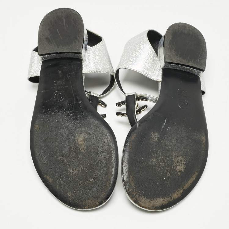 Pre Owned Chanel Metallic Silver Leather CC Thong Flat Sandals Size 38.5