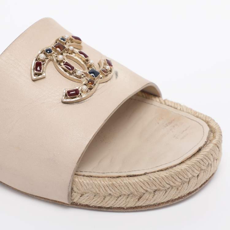 Pre Owned Chanel Light Beige Leather CC Espadrille Slides Sandals Size 39