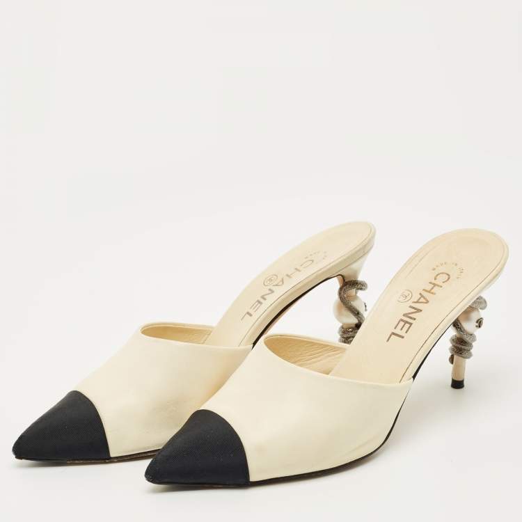Pre Owned Chanel Cream Canvas and Leather CC Pointed Toe Slide Sandals Size 38