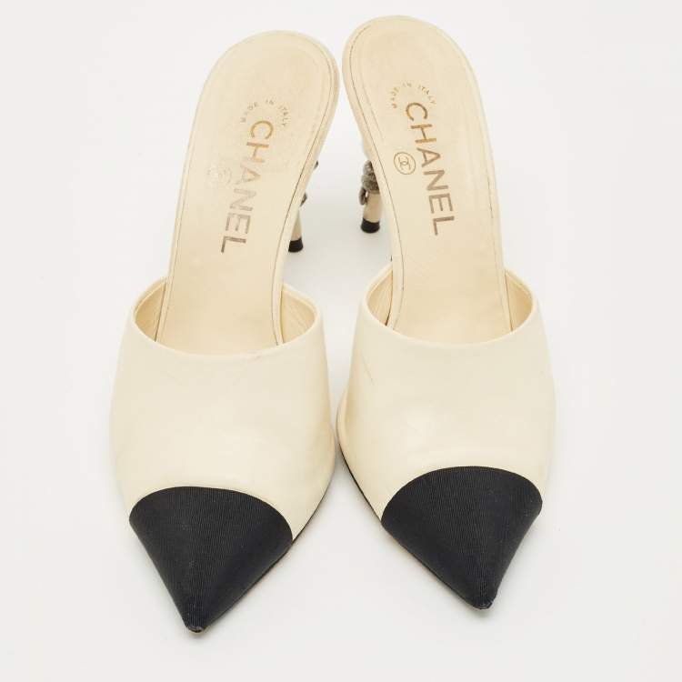Pre Owned Chanel Cream Canvas and Leather CC Pointed Toe Slide Sandals Size 38
