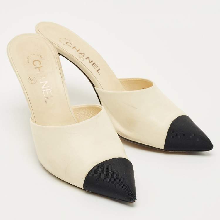 Pre Owned Chanel Cream Canvas and Leather CC Pointed Toe Slide Sandals Size 38