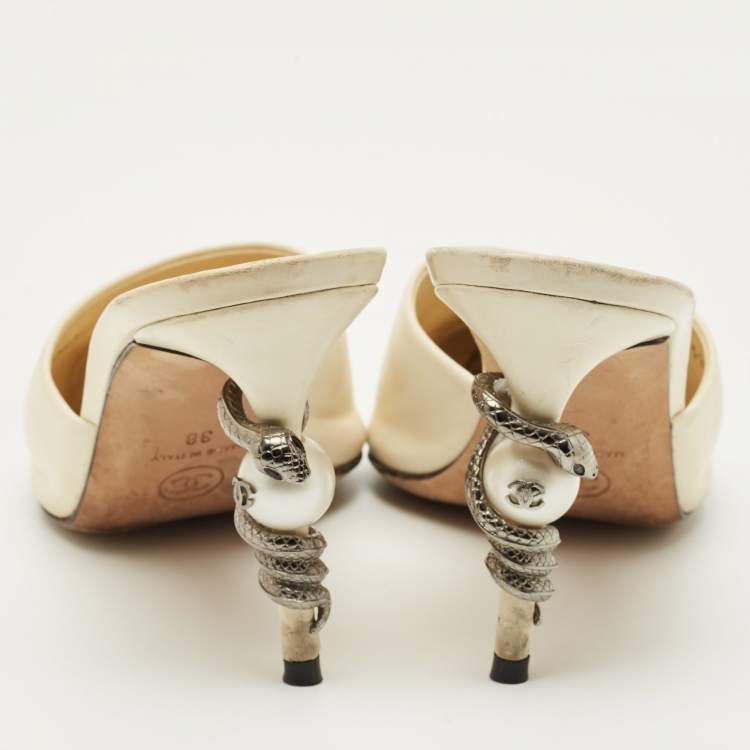 Pre Owned Chanel Cream Canvas and Leather CC Pointed Toe Slide Sandals Size 38