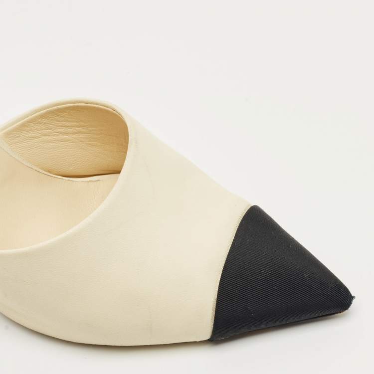 Pre Owned Chanel Cream Canvas and Leather CC Pointed Toe Slide Sandals Size 38