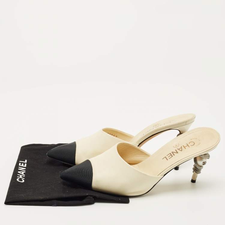 Pre Owned Chanel Cream Canvas and Leather CC Pointed Toe Slide Sandals Size 38