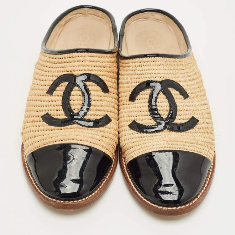 Pre Owned Chanel Black/Beige Patent Leather and Raffia CC Mules Size 38