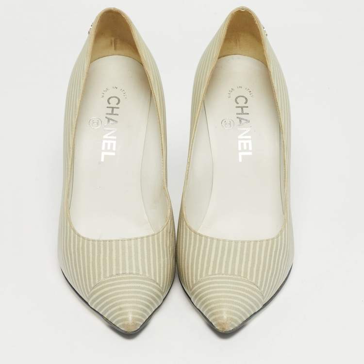 Pre Owned Chanel Cream/White  Leather CC Cap Toe Pumps Size 38.5