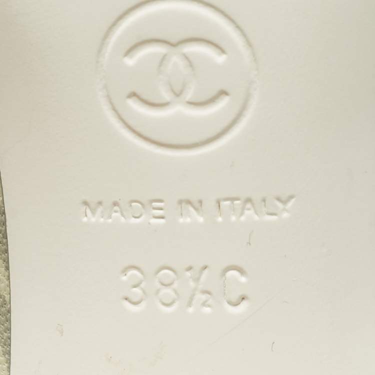 Pre Owned Chanel Cream/White  Leather CC Cap Toe Pumps Size 38.5