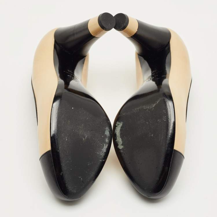 Pre Owned Chanel Black/Beige Leather CC Cap Toe Platform Pumps Size 38