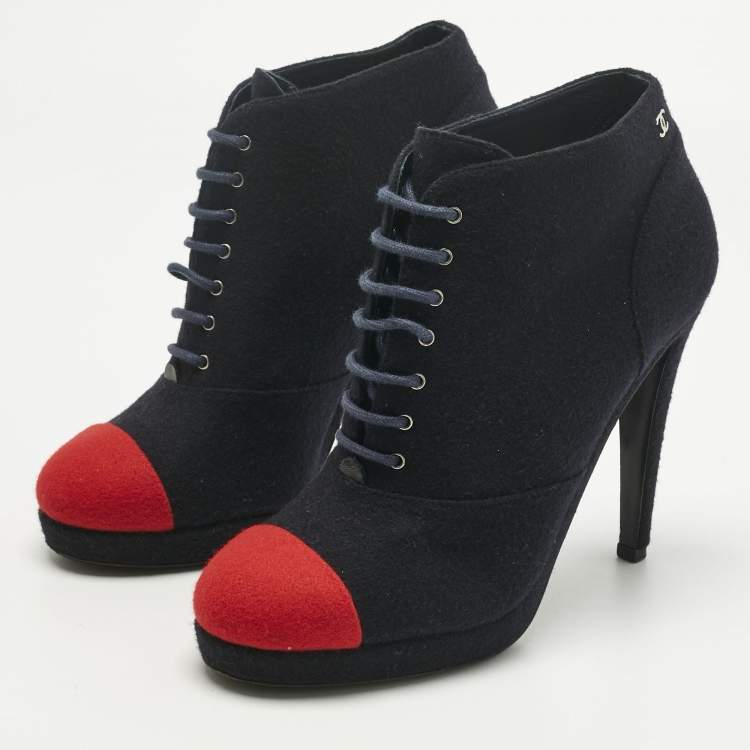 مملوكة مسبقًا حذاء بوت كاحل شانيل سويدي فضي/أسود كعب لؤلؤ رباط علوي مقاس 38