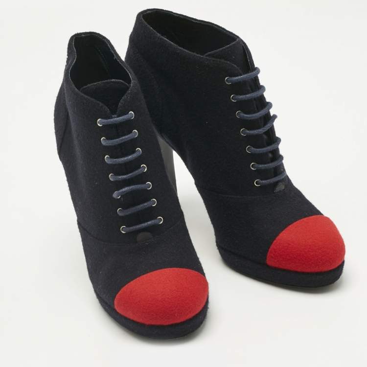 مملوكة مسبقًا حذاء بوت كاحل شانيل سويدي فضي/أسود كعب لؤلؤ رباط علوي مقاس 38