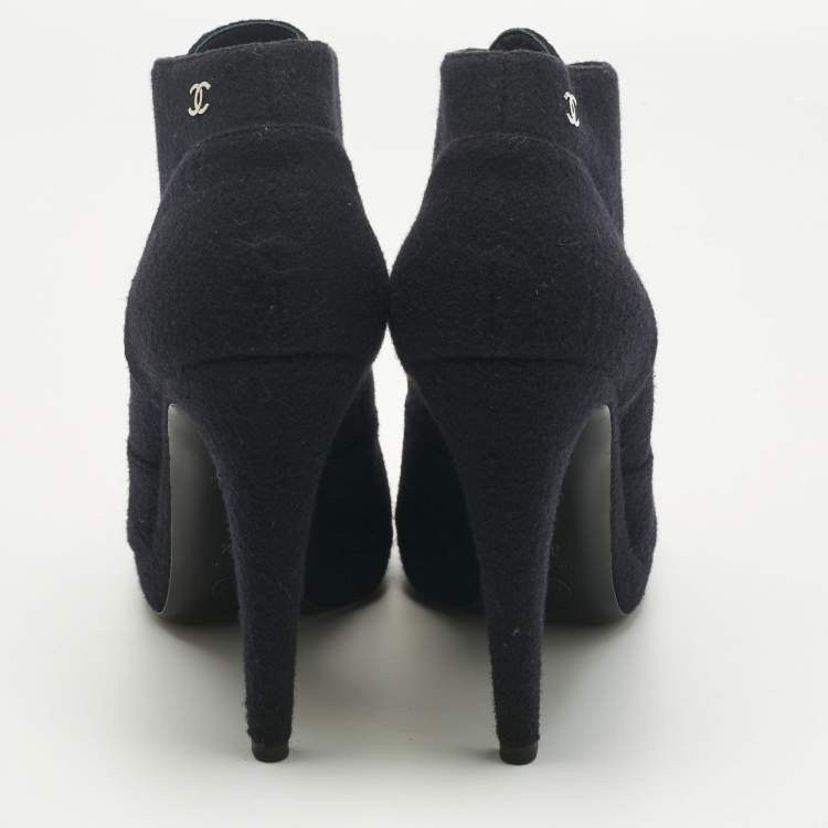 مملوكة مسبقًا حذاء بوت كاحل شانيل سويدي فضي/أسود كعب لؤلؤ رباط علوي مقاس 38