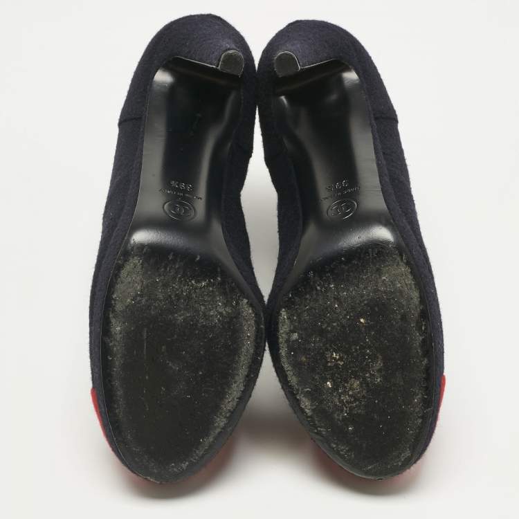 مملوكة مسبقًا حذاء بوت كاحل شانيل سويدي فضي/أسود كعب لؤلؤ رباط علوي مقاس 38