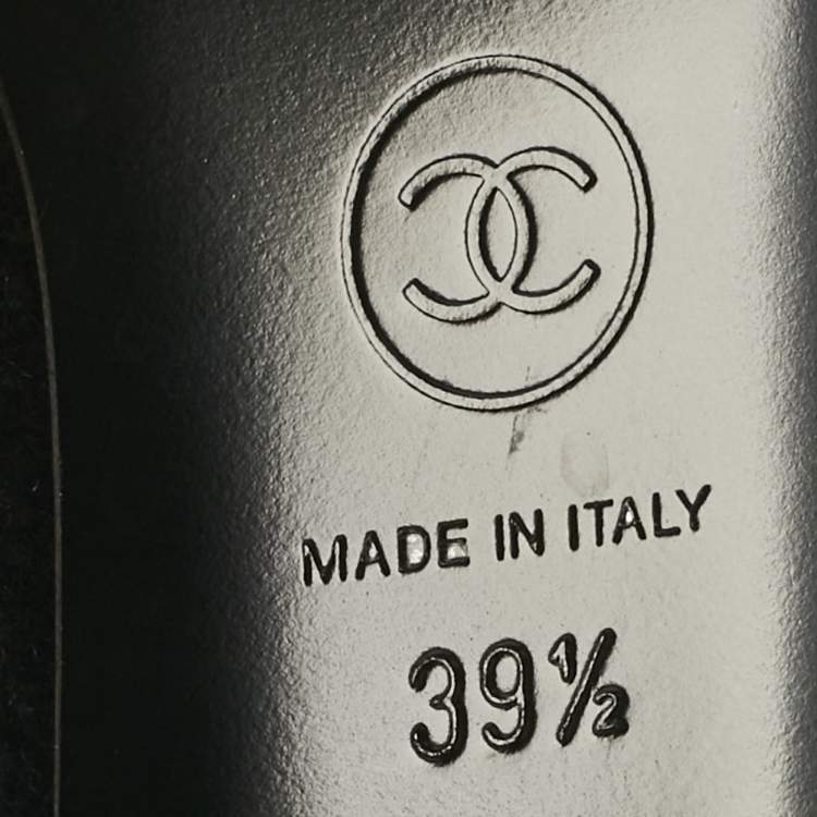 مملوكة مسبقًا حذاء بوت كاحل شانيل سويدي فضي/أسود كعب لؤلؤ رباط علوي مقاس 38