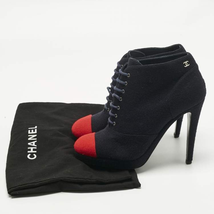 مملوكة مسبقًا حذاء بوت كاحل شانيل سويدي فضي/أسود كعب لؤلؤ رباط علوي مقاس 38