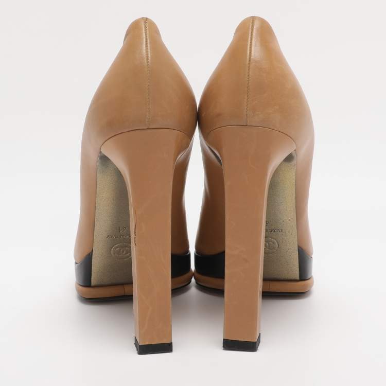 Pre Owned Chanel Beige/Black Leather CC Cap Toe Pumps Size 41
