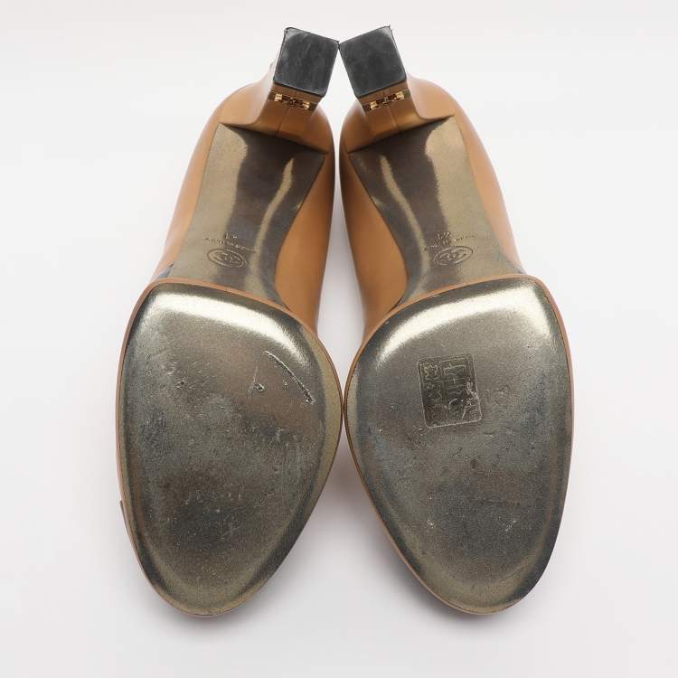 Pre Owned Chanel Beige/Black Leather CC Cap Toe Pumps Size 41