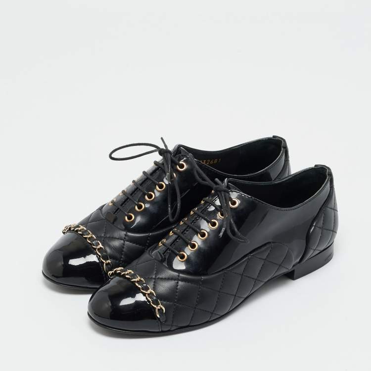 مملوكة مسبقًا Chanel Black Patent and Leather CC Cap Toe Leather Oxfords Size 36
