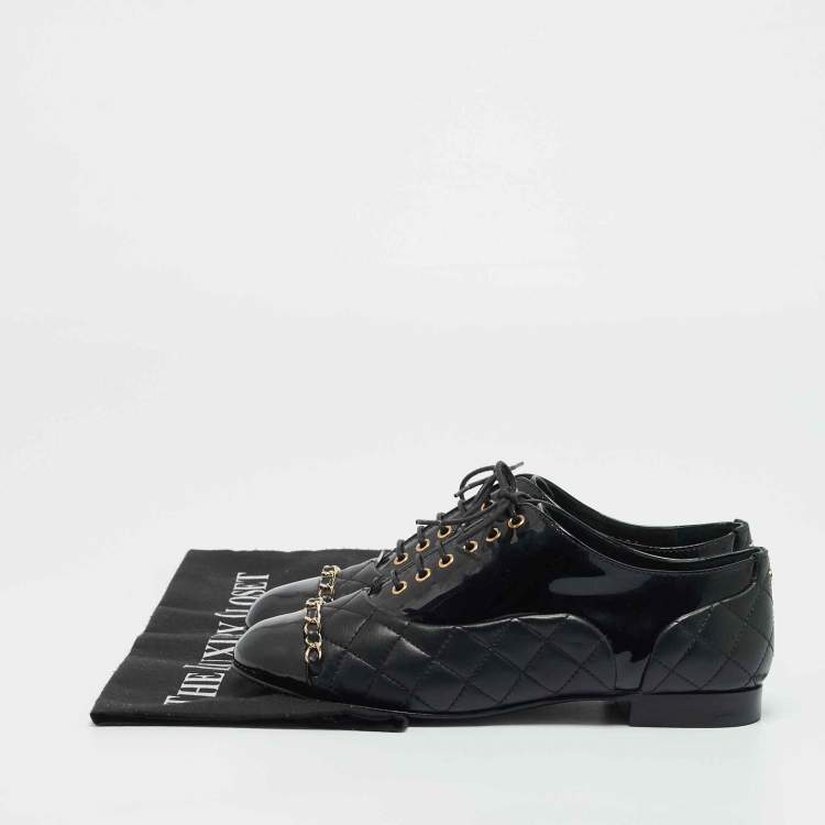 مملوكة مسبقًا Chanel Black Patent and Leather CC Cap Toe Leather Oxfords Size 36
