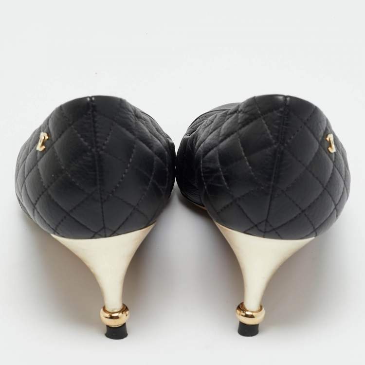 مملوكة مسبقًا Chanel Black Quilted Leather CC Cap Toe Pumps Size 38.5