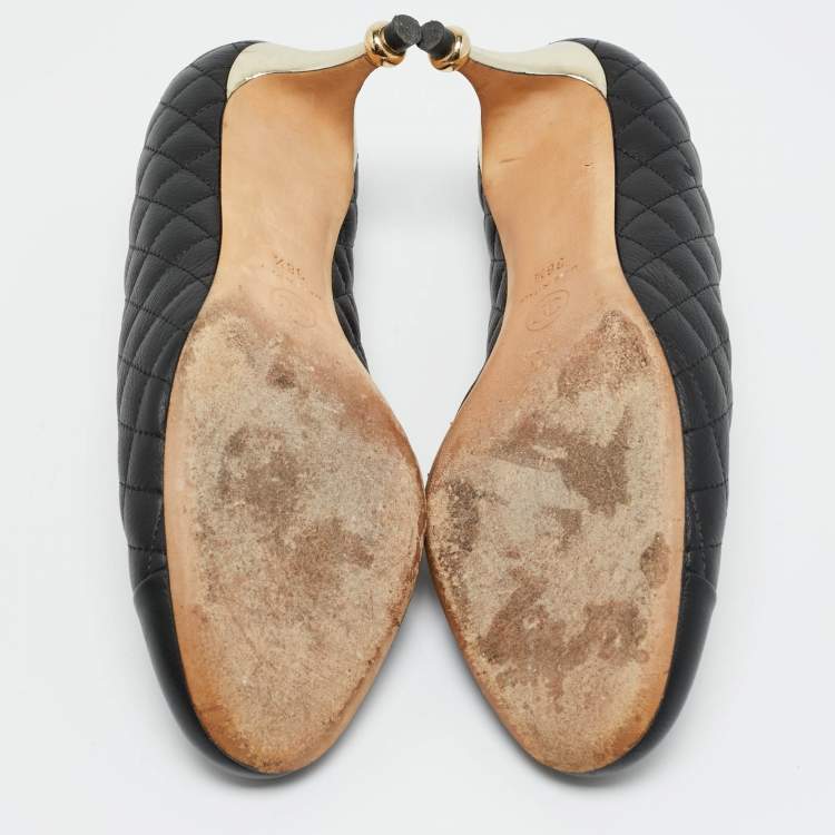 مملوكة مسبقًا Chanel Black Quilted Leather CC Cap Toe Pumps Size 38.5