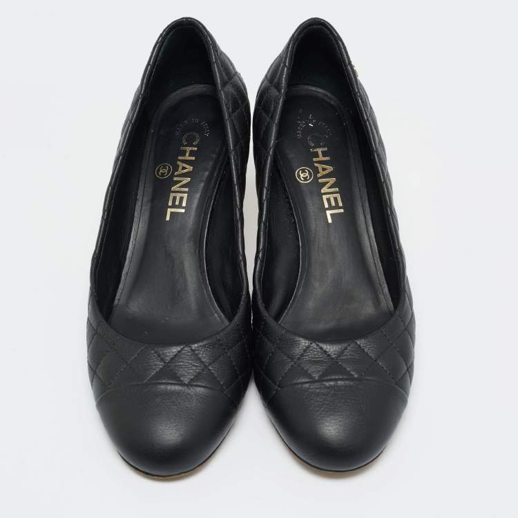 مملوكة مسبقًا Chanel Black Quilted Leather CC Cap Toe Pumps Size 38.5