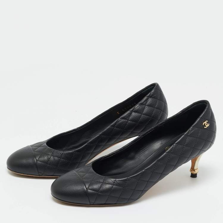 مملوكة مسبقًا Chanel Black Quilted Leather CC Cap Toe Pumps Size 38.5