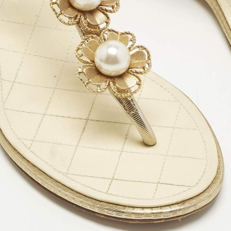 Pre Owned Chanel Gold Leather Pearl Camellia Thong T-Strap Flat Sandals Size 38.5