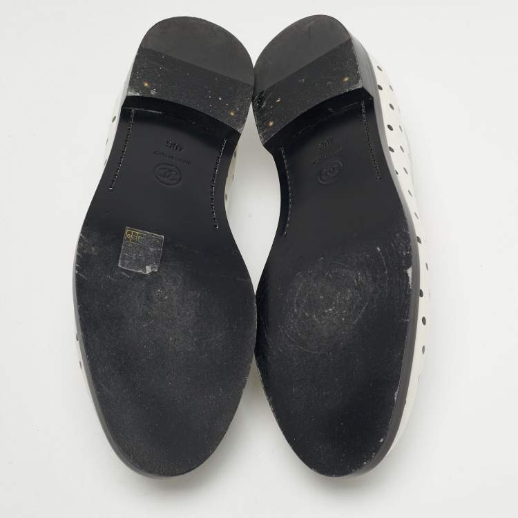 Pre Owned Chanel Black/White Leather CC Slip On Loafers Size 40