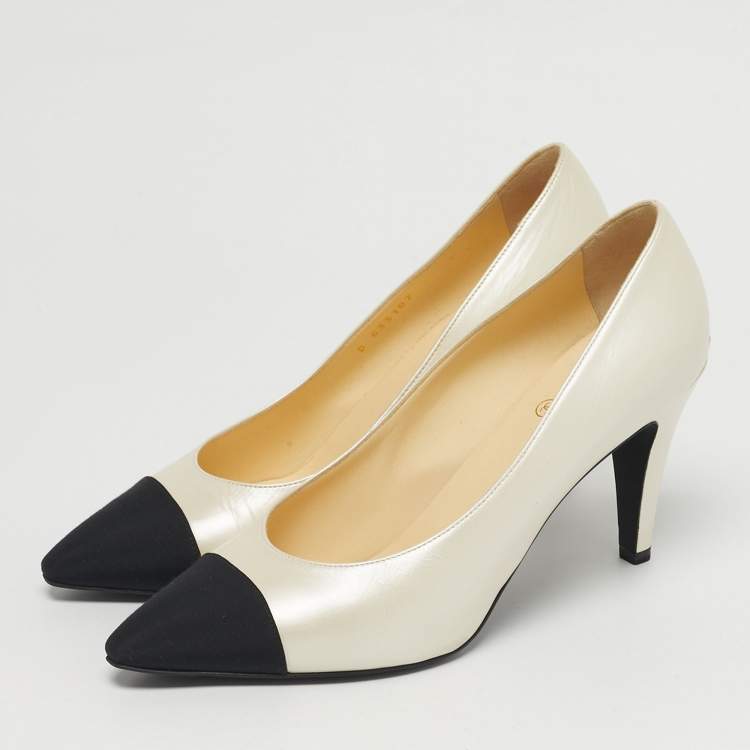 Pre Owned Chanel CC Size 41 Beige/Black Canvas and Leather Cap Toe Pumps