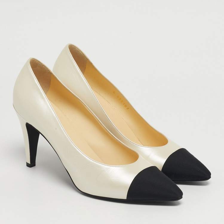 Pre Owned Chanel CC Size 41 Beige/Black Canvas and Leather Cap Toe Pumps