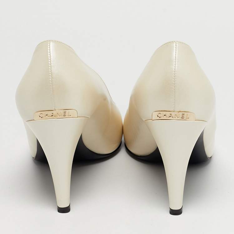 Pre Owned Chanel CC Size 41 Beige/Black Canvas and Leather Cap Toe Pumps